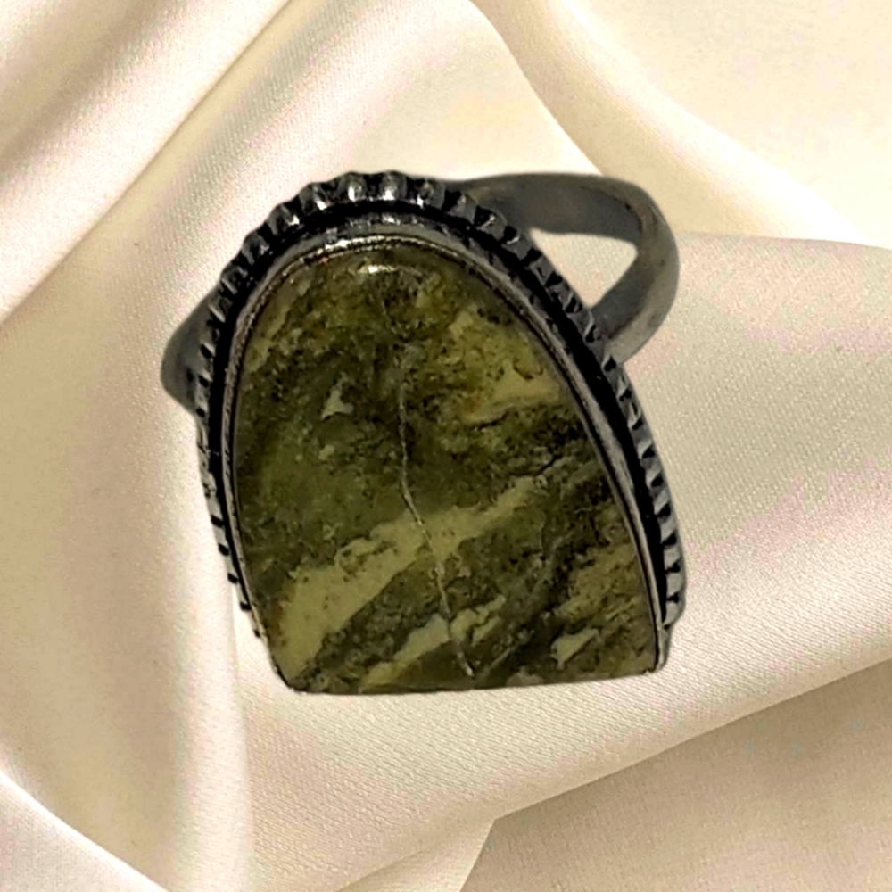 Prehnite stone on a 925 Silver band in size 8